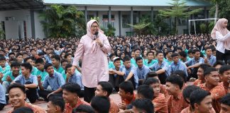 Antusias Pelajar SMA Negeri 8 Sambut Marlin, Berbagi Impian dan Cita-cita Plt. Gubernur Kepri, Hj. Marlin Agustina, disambut dengan penuh antusias oleh para pelajar SMA Negeri 8 di Bengkong, Batam, Kamis (31/10). f,diskominfo Kepri