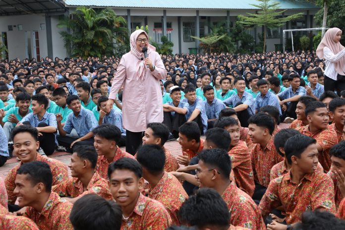 Plt. Gubernur Kepri, Hj. Marlin Agustina, disambut dengan penuh antusias oleh para pelajar SMA Negeri 8 di Bengkong, Batam, Kamis (31/10). f,diskominfo Kepri