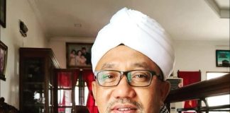 Rumah yang Selalu Terbuka: Warisan Cinta Sang Ibu untuk Selalu Melayani Warga Tanjungpinang Lis Darmansyah tumbuh dengan satu prinsip yang tak pernah luntur yaitu hidup ini berjalan apa adanya, tapi yang terpenting adalah bagaimana hidup ini bermanfaat bagi orang lain. f,IG
