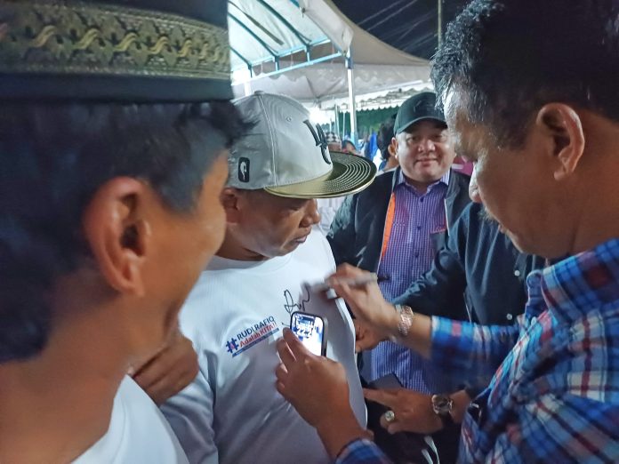 Salah satu momen paling menarik dari kampanye Calon Gubernur Kepri, HM Rudi ini adalah antrean panjang para pendukung yang meminta tanda tangan HMR di kaos, topi, hingga spanduk sebagai simbol dukungan mereka terhadap calon Gubernur yang mereka idolakan. f,dok tim Raja-Rafiq