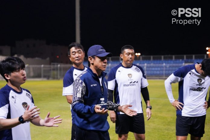 Timnas Indonesia langsung menggelar sesi latihan perdana di Hamad Town Youth & Sports Ground, Minggu (6/10/2024) malam. f,pssi