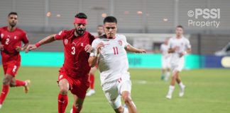 Indonesia Hampir Permalukan Bahrain di Kandang Sendiri. Peran Wasit Dinilai Untungkan Bahrain Timnas Indonesia bermain imbang 2-2 dengan Bahrain dalam pertandingan lanjutan putaran ketiga babak kualifikasi Piala Dunia 2026 di Stadion Nasional Bahrain, Kamis 10 Oktober 2024. f,pssi