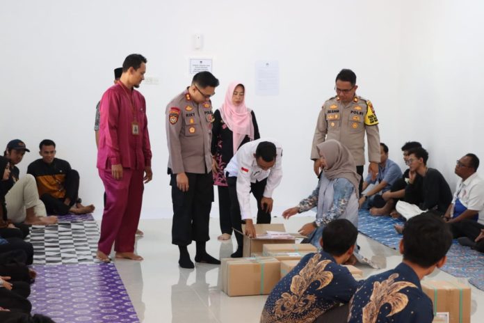 Kapolres Bintan, AKBP Riky Iswoyo, melakukan peninjauan ke Kantor KPU Kabupaten Bintan untuk memastikan kelancaran kegiatan sortir dan pelipatan surat suara dalam rangka Pemilihan Gubernur-Wakil Gubernur Kepri dan Bupati-Wakil Bupati Bintan, Jumat (1/11/2024). f,Polres Bintan