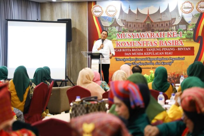 Penjabat Sementara (Pjs) Wali Kota Batam, Andi Agung, saat menghadiri Musyawarah Daerah (Musda) dan Musyawarah Cabang (Muscab) Komunitas Basiba Sumbar di AP Premier Hotel, Minggu (3/11/2024). F, Pemko Batam