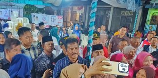 Batam Sudah Maju Merata, Kesan Negatif pun Sirna, Kini Saatnya HMR Lakukan di Kepri Calon Gubernur Kepulauan Riau (Kepri) nomor urut 2, H Muhammad Rudi (HMR), bertemu warga dalam kampanye dialogis di fasilitas umum Saguba Blok S, RW 06 Kelurahan Seibinti, Sagulung, Batam, Selasa (12/11/2024) malam. f,tim HMR