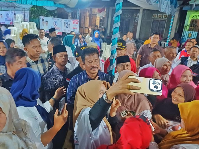 Calon Gubernur Kepulauan Riau (Kepri) nomor urut 2, H Muhammad Rudi (HMR), bertemu warga dalam kampanye dialogis di fasilitas umum Saguba Blok S, RW 06 Kelurahan Seibinti, Sagulung, Batam, Selasa (12/11/2024) malam. f,tim HMR