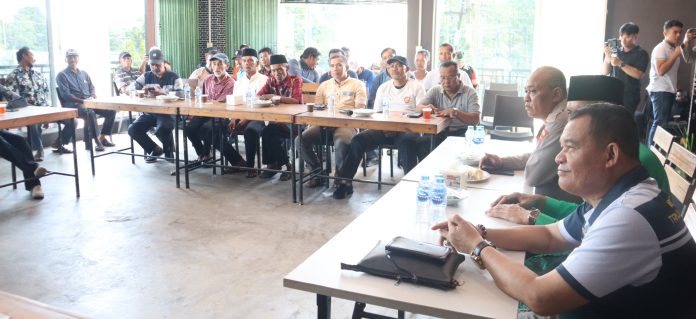 Masyarakat Kecamatan Tanjungpinang Timur antusias mengikuti kegiatan Jumat Curhat yang digelar oleh Polresta Tanjungpinang di Kedai Kopi Anggrek, Jalan DI Panjaitan, Kilometer 7,Jumat (1/11/2024). f,Polresta Tanjungpinang