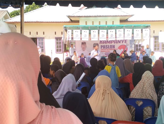 Dukungan untuk pasangan calon Gubernur dan Wakil Gubernur Kepulauan Riau nomor urut 2, H Muhammad Rudi (HMR) dan H Aunur Rafiq (Rudi-Rafiq), terus mengalir deras. Saat melakukan kampanye di Tembeling, Mansurbesar, Kabupaten Bintan, HMR dan Rafiq disambut antusias oleh warga setempat, Kamis (14/11/2024). f,tim HMR