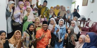 Lis Darmansyah: “Jika Terpilih, Kami Langsung Bekerja untuk Rakyat Sejak Hari Pertama” Dalam kampanye terbaru, Lis Darmansyah, calon Wali Kota Tanjungpinang, menunjukkan semangat dan kedekatannya dengan warga, terutama emak-emak. F, tim Lis-Raja