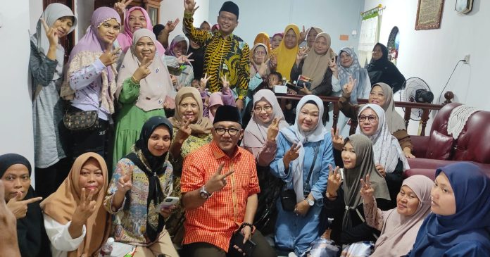 Dalam kampanye terbaru, Lis Darmansyah, calon Wali Kota Tanjungpinang, menunjukkan semangat dan kedekatannya dengan warga, terutama emak-emak. F, tim Lis-Raja