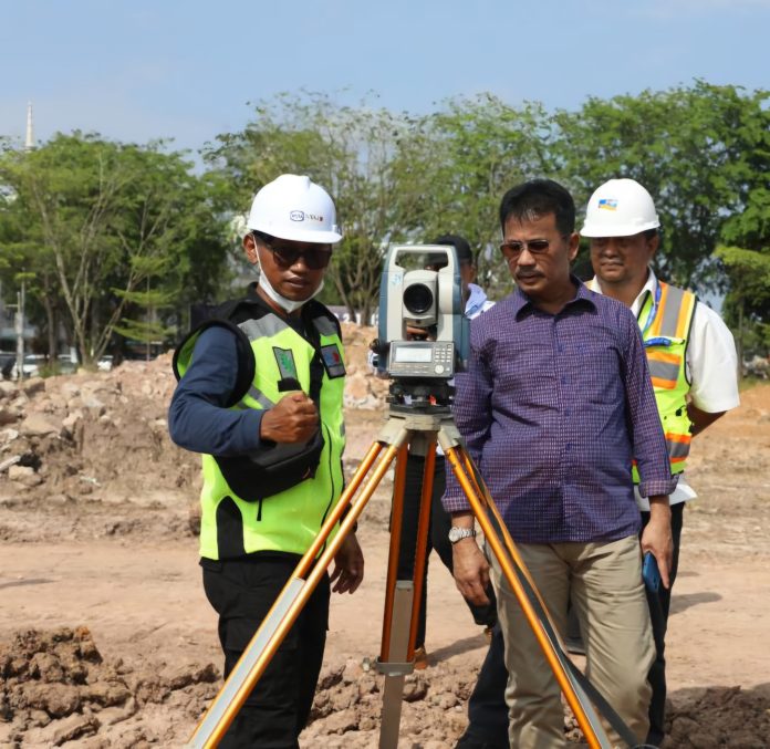 Sebagai Wali Kota Batam dan Kepala Badan Pengusahaan (BP) Batam, HMR berkomitmen untuk melanjutkan pembangunan infrastruktur yang andal, yang merupakan kunci untuk mendukung kegiatan ekonomi dan pertumbuhan bisnis. F, Tim HMR