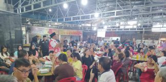 Ternyata Warga Tionghoa Selama ini Sangat Merindukan Sosok Lis Darmansyah Kembali Memimpin Tanjungpinang Pasangan Calon Wali Kota dan Wakil Wali Kota Tanjungpinang, Lis Darmansyah dan Raja Ariza (Lis-Raja), melaksanakan kampanye di Pujasera 879, Akau Potong Lembu, Kelurahan Kemboja, Tanjungpinang Barat, Jumat (1/11/2024). F, tim Lis-Raja