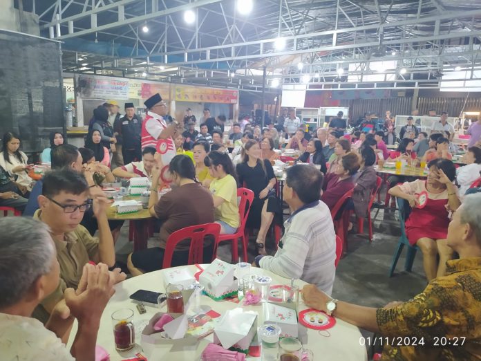 Pasangan Calon Wali Kota dan Wakil Wali Kota Tanjungpinang, Lis Darmansyah dan Raja Ariza (Lis-Raja), melaksanakan kampanye di Pujasera 879, Akau Potong Lembu, Kelurahan Kemboja, Tanjungpinang Barat, Jumat (1/11/2024). F, tim Lis-Raja