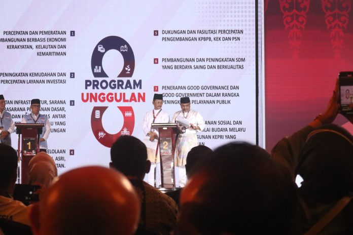Calon Gubernur dan Wakil Gubernur Kepulauan Riau (Kepri) H Muhammad Rudi (HMR), dan H Aunur Rafiq sudah tiba di lokasi debat calon Gubernur Kepri di Ballroom Radisson Hotel Batam, Sabtu (2/11/2024). F, tim HMR