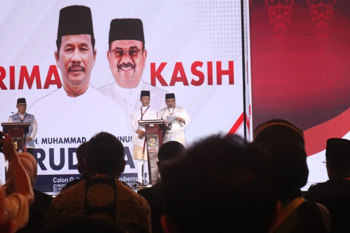 Calon Wakil Gubernur Kepulauan Riau (Kepri) H Aunur Rafiq, sangat tenang menjawab tema debat calon Gubernur Kepri di Ballroom Radisson Hotel Batam, Sabtu (2/11/2024). F, tim HMR