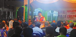 Warga Perumahan Griya Bestari Bintan Center Curhat Soal Lansia, Lis Sebut Program Berbenah Mampu Atasi Keluhan Warga Calon Walikota dan Wakil Walikota Tanjungpinang, Lis Darmansyah dan Raja Ariza (Lis-Raja) nomor urut 2, mengadakan dialog kampanye di Perumahan Griya Bestari Bintan Center, Kelurahan Air Raja, Kecamatan Tanjungpinang Timur, Minggu malam (3/11/2024). F, tim Lis-Raja
