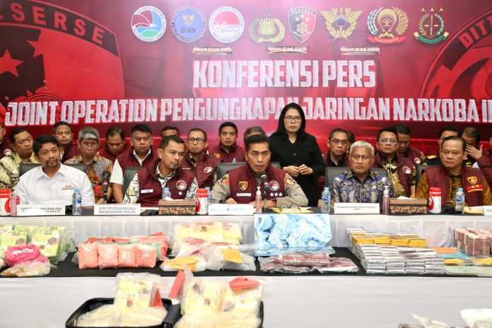 Kabareskrim Polri Komjen Wahyu Widada menargetkan untuk memberantas seluruh kampung narkoba serta menutup jalur masuk narkotika dalam periode 100 hari Asta Cita. F, kiriman untuk BI
