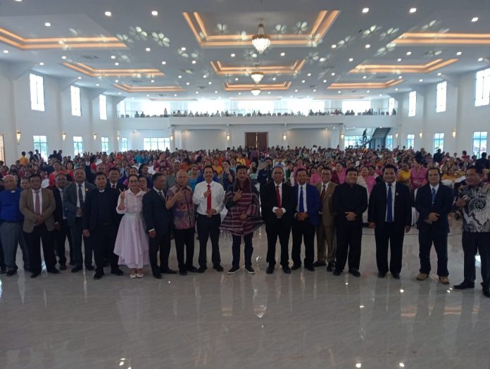 Calon Gubernur Kepulauan Riau (Kepri) H Muhammad Rudi (HMR) menghadiri Pesta Puncak Tahun Oikumene Inklusif Huria Kristen Batak Protestan (HKBP) Distrik XX Kepri, yang diadakan di indoor Grand Tama Convention Center, Tembesi, Sagulung, Kota Batam, Minggu (3/11/2024). F,tim HMR