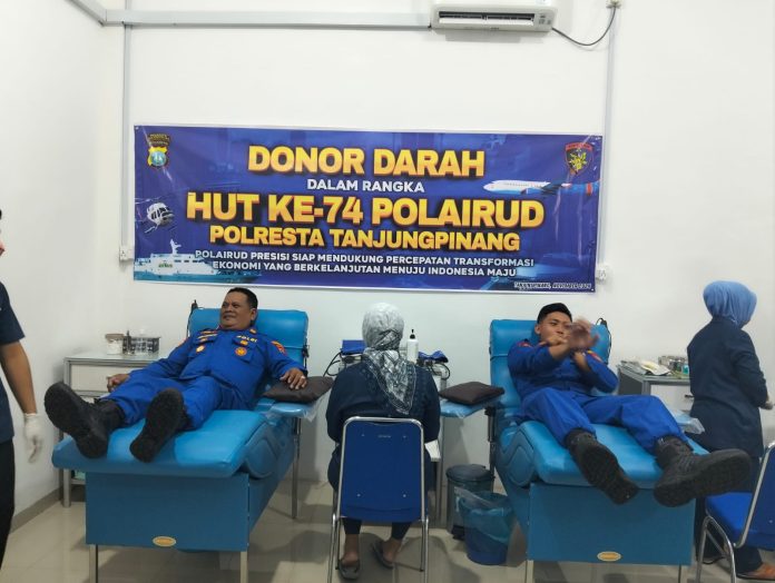 Dalam rangka menyambut Hari Ulang Tahun (HUT) ke-74 Polairud, Satuan Polisi Perairan dan Udara (Sat Polairud) Polresta Tanjungpinang mengikuti kegiatan donor darah yang diselenggarakan di Kantor Palang Merah Indonesia (PMI) Tanjungpinang Selasa, (5/11/2024). F, Polresta Tanjungpinang