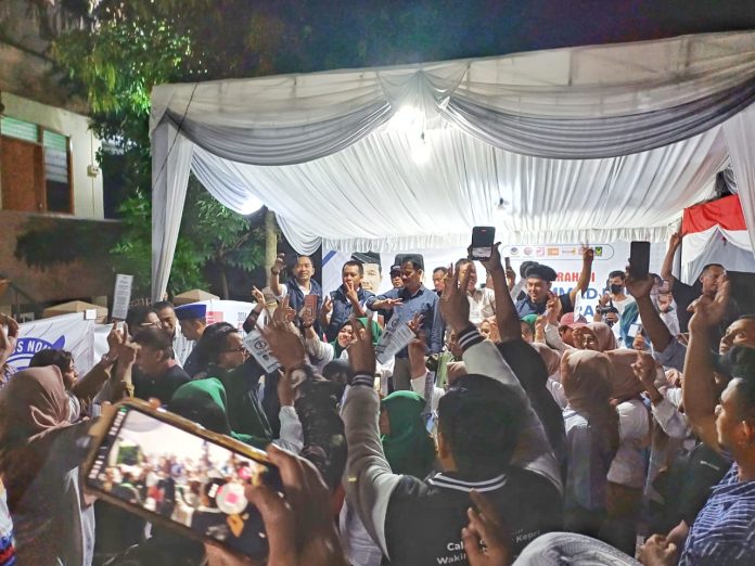 Warga Kelurahan Kampungpelita, Lubukbaja, menunjukkan komitmen dan dukungan penuh terhadap pasangan calon Gubernur dan Wakil Gubernur Kepulauan Riau (Kepri) nomor urut 2, H Muhammad Rudi (HMR) dan H Aunur Rafiq (Rudi-Rafiq), dalam acara Silaturahmi dan Kampanye Dialogis di Jalan Pelita VII, Kampungpelita, Batam, Selasa (5/11/2024). F, tim HMR