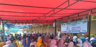 Ratusan Warga Kampung Melayu Senggarang Sambut HMR, Siap Menangkan Pasangan Rudi-Rafiq Ratusan warga Kampung Melayu, Senggarang, Kota Tanjungpinang, antusias menyambut kedatangan calon Gubernur Kepulauan Riau (Kepri) nomor urut 2, H Muhammad Rudi (HMR), dalam kampanye dialogis pada Rabu (6/11/2024). F, tim HMR