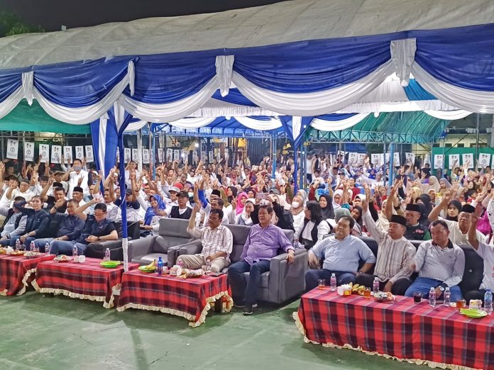 Warga Bengkongnusantara menyambut dengan antusias kedatangan calon Gubernur Kepulauan Riau (Kepri) H Muhammad Rudi (HMR) pada acara Silaturahmi dan Kampanye Dialogis, Rabu malam (6/11/2024). F, tim HMR