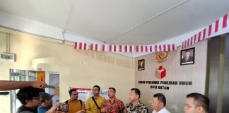 Tim Hukum Rudi-Rafiq Serahkan Bukti Lengkap Dugaan Pelanggaran Kampanye di Acara Pesta Bangso Batak Tim Hukum dan Advokasi pasangan calon Gubernur Kepri dan Wakil Gubernur Kepri, H. Muhammad Rudi - H. Aunur Rafiq (Rudi-Rafiq) melaporkan dugaan pelanggaran kampanye yang terjadi di acara Pesta Bangso Batak di Alun-alun Engku Putri Batam Center, pada Kamis (7/11/2024) sore. F, Tim HMR