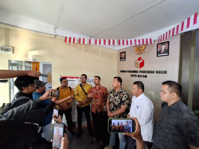 Tim Hukum dan Advokasi pasangan calon Gubernur Kepri dan Wakil Gubernur Kepri, H. Muhammad Rudi - H. Aunur Rafiq (Rudi-Rafiq) melaporkan dugaan pelanggaran kampanye yang terjadi di acara Pesta Bangso Batak di Alun-alun Engku Putri Batam Center, pada Kamis (7/11/2024) sore. F, Tim HMR