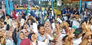Bagai Air Bah, Emak-Emak Sambut “Sang Gubernur Perubahan” di Tanjungsengkuang Silaturahmi dan Kampanye Dialogis pasangan calon Gubernur dan Wakil Gubernur Kepulauan Riau (Kepri), nomor urut 2, H. Muhammad Rudi (HMR) dan H. Aunur Rafiq (Rudi-Rafiq), berlangsung meriah Kamis (7/11/2024). F, tim HMR