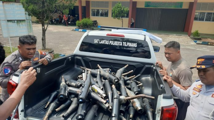 Sat Lantas Polresta Tanjungpinang kembali menggencarkan penertiban knalpot tidak sesuai spesifikasi teknis milik para pelajar yang ada di Tanjungpinang. Kali ini, penertiban tersebut dilaksanakan di SMKN 3 Tanjungpinang, Kamis (7/11/2024). F, Polresta Tanjungpinang