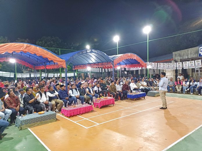 Warga Perumahan Kopkar PLN, Bukit Palem, Sentra Melati, dan sekitarnya begitu berantusias menghadiri Silaturahmi dan Kampanye Dialogis Paslon Rudi- Rafiq, di fasum Perumahan Kopkar PLN, Kelurahan Belian, Batamkota, Batam, Jumat (8/11/2024). F, tim HMR