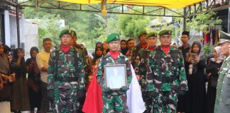 Penuh Haru, Unit Inteldim 0315/Tanjungpinang Pimpin Upacara Pemakaman Militer Anggotanya Komandan Unit Intelijen Kodim 0315/Tanjungpinang, Kapten Inf. Suherman, mewakili Komandan Kodim 0315/Tanjungpinang, Kolonel Inf. Eka Ganta Chandra, S.I.P., M.I.P., memimpin upacara pemakaman militer untuk anggota Unit Intelijen Kodim 0315/Tanjungpinang, Almarhum Serda Tumpal Halomoan Sianturi. F, Pendim 0315