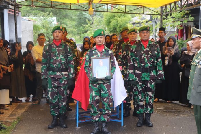 Komandan Unit Intelijen Kodim 0315/Tanjungpinang, Kapten Inf. Suherman, mewakili Komandan Kodim 0315/Tanjungpinang, Kolonel Inf. Eka Ganta Chandra, S.I.P., M.I.P., memimpin upacara pemakaman militer untuk anggota Unit Intelijen Kodim 0315/Tanjungpinang, Almarhum Serda Tumpal Halomoan Sianturi. F, Pendim 0315