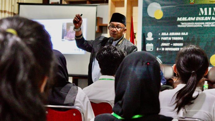Calon Walikota Tanjungpinang, Lis Darmansyah, diberikan kesempatan untuk menjadi pemateri dalam kegiatan Malam Insan Madani 2024 yang diselenggarakan oleh Himpunan Mahasiswa Kota Batam (HMKB) di Tanjungpinang, Kepulauan Riau, di Asrama Haji Tanjungpinang, Jumat malam (8/11/2024). F, tim Lis-Raja