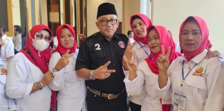 Lis Darmansyah Disambut Meriah di Harlah Perpat Kepri, Ribuan Warga Berebut Selfie dan Dukung Penuh di Pilkada Calon Walikota Tanjungpinang, Lis Darmansyah, menghadiri undangan Hari Lahir (Harlah) Perkumpulan Anak Tempatan (Perpat) Kepri yang digelar di Trans Convention Center (TCC) Tanjungpinang, Minggu (10/11/2024). F, tim Lis-Raja