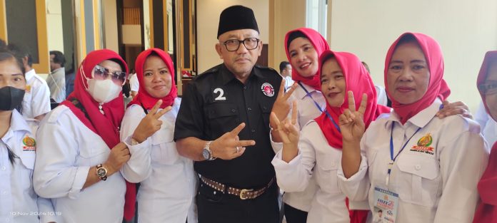 Calon Walikota Tanjungpinang, Lis Darmansyah, menghadiri undangan Hari Lahir (Harlah) Perkumpulan Anak Tempatan (Perpat) Kepri yang digelar di Trans Convention Center (TCC) Tanjungpinang, Minggu (10/11/2024). F, tim Lis-Raja