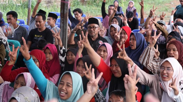 Pada kampanye yang digelar di kawasan Bukit Merpati Putih, Yuki Vista, dan Ganet Hil pada Minggu (10/11/2024), Amir Hamzah, salah satu warga setempat, mengungkapkan permasalahan yang dihadapi warga terkait minimnya prasarana, sarana, dan utilitas umum (PSU) di kawasan tersebut. F, tim Lis-Raja