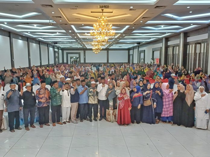 Calon Gubernur Kepulauan Riau (Kepri) nomor urut 2, H Muhammad Rudi (HMR), menggelar silaturahmi dengan ibu-ibu majelis taklim se-Kecamatan Bengkong dan Persatuan Majelis Taklim (Permata) Kelurahan Batuampar, di Golden Prawn, Bengkong, Batam, Minggu (10/11/2024).f, tim HMR