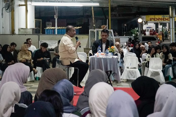 Calon Gubernur dan Wakil Gubernur Kepulauan Riau (Kepri), H Muhammad Rudi (HMR) dan H Aunur Rafiq, menggelar acara dialog Madilog atau Muda Berdialog bersama generasi Z, dengan tema Menggagas Kepulauan Riau Masa Depan, di Pujasera K2, Kelurahan Kampungbulang, Tanjungpinang Timur, Minggu malam (10/11/2024). F, tim HMR