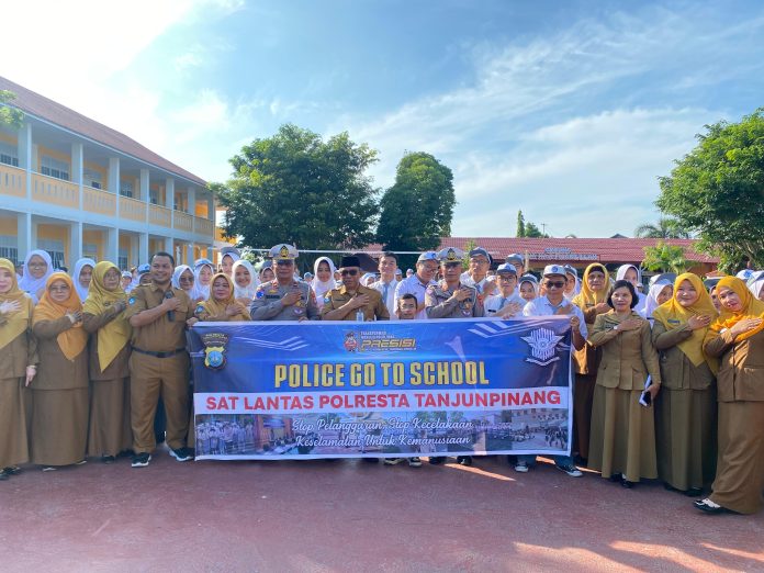 Satlantas Polresta Tanjungpinang mengadakan kegiatan Police Go To School dengan memberikan sosialisasi tentang keselamatan berlalu lintas kepada siswa-siswi SMA Negeri 1 Tanjungpinang, Senin (11/10/2024). F, Polresta Tanjungpinang