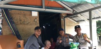 Bakti Sosial Polairud Tanjungpinang: Sambut HUT ke-74 dengan Berbagi kepada Sesama Dalam rangka menyambut Hari Ulang Tahun (HUT) ke-74 Polisi Perairan dan Udara (Polairud), Unit Patroli Sat Polairud Polresta Tanjungpinang menggelar kegiatan bakti sosial (baksos) dengan membagikan paket sembako kepada masyarakat yang membutuhkan. F, Polresta Tanjungpinang