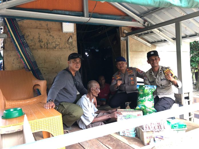 Dalam rangka menyambut Hari Ulang Tahun (HUT) ke-74 Polisi Perairan dan Udara (Polairud), Unit Patroli Sat Polairud Polresta Tanjungpinang menggelar kegiatan bakti sosial (baksos) dengan membagikan paket sembako kepada masyarakat yang membutuhkan. F, Polresta Tanjungpinang