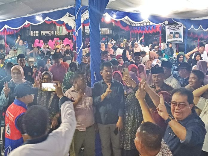 Masyarakat Kelurahan Sambau menyambut kedatangan calon Gubernur Kepulauan Riau (Kepri), H Muhammad Rudi (HMR), dengan penuh antusiasme dan keakraban. F, tim HMR