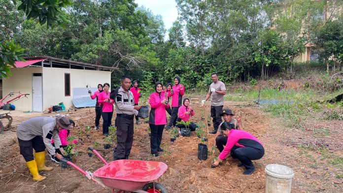 Polsek Tanjungpinang Kota Polresta Tanjungpinang melaksanakan kegiatan program pangan bergizi. Selasa (12/11/2024). F, Polsek Kota Tanjungpinang