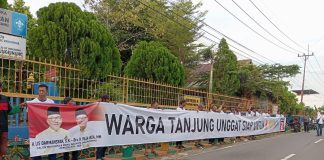 Spanduk 30 Meter di Tanjung Unggat Tanda Dukungan Besar untuk Lis-Raja Warga Tanjung Unggat, Kecamatan Bukit Bestari, Kota Tanjungpinang, menggelar aksi dukungan untuk pasangan calon Wali Kota dan Wakil Wali Kota Tanjungpinang, Lis Darmansyah-Raja Ariza (Lis-Raja), dengan membentangkan spanduk sepanjang 30 meter di tepi Jalan Sultan Mahmud, Tanjung Unggat, Rabu (13/11/2024). F, tim Lis-Raja