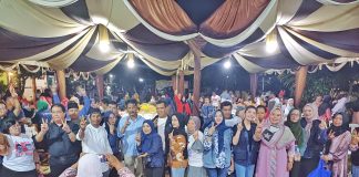 HMR: Jangan Salah Pilih, Nasib Kepri Tak Akan Berubah Jika Kita Tak Mengubahnya Warga Perumahan Pondok Pelangi penuh antusiasme menyambut kedatangan calon Gubernur Kepulauan Riau (Kepri), H Muhammad Rudi (HMR), pada acara Silaturahmi dan Kampanye Dialogis yang digelar di fasilitas umum Perumahan Pondok Pelangi, Kelurahan Tibanindah, Sekupang, Batam, Rabu malam (13/11/2024). F, tim HMR