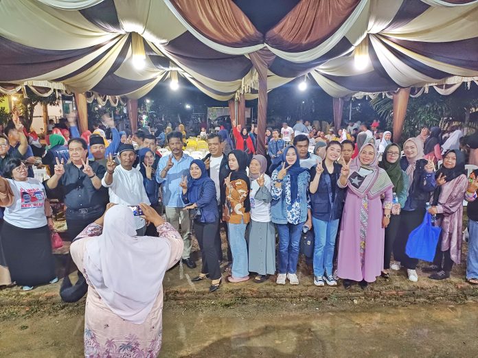 Warga Perumahan Pondok Pelangi penuh antusiasme menyambut kedatangan calon Gubernur Kepulauan Riau (Kepri), H Muhammad Rudi (HMR), pada acara Silaturahmi dan Kampanye Dialogis yang digelar di fasilitas umum Perumahan Pondok Pelangi, Kelurahan Tibanindah, Sekupang, Batam, Rabu malam (13/11/2024). F, tim HMR