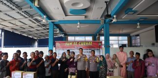 Jumat Curhat Polresta Tanjungpinang, Ini Keluhan Masyarakat Tanjungpinang Kota Kepada Wakapolresta Polresta Tanjungpinang menggelar Jumat Curhat bersama masyarakat, di Kedai Kopi Silahkan Duduk, Kelurahan Kampung Bugis, Kecamatan Tanjungpinang Kota, pada Jumat (15/11/2024) pagi. F, Polresta Tanjungpinang