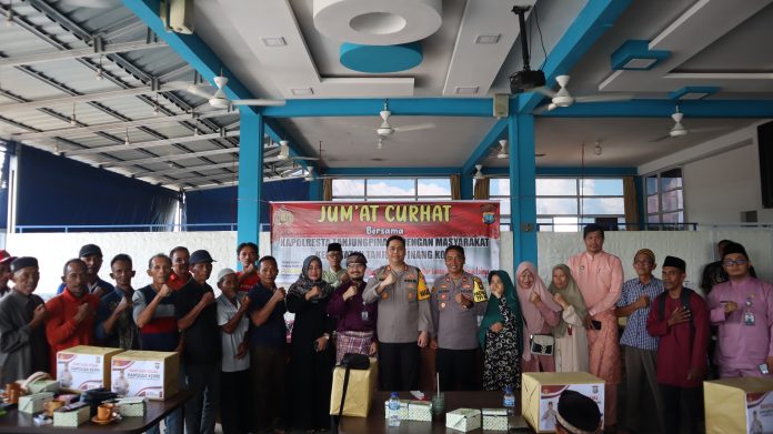 Polresta Tanjungpinang menggelar Jumat Curhat bersama masyarakat, di Kedai Kopi Silahkan Duduk, Kelurahan Kampung Bugis, Kecamatan Tanjungpinang Kota, pada Jumat (15/11/2024) pagi. F, Polresta Tanjungpinang