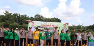 Polresta Tanjungpinang Eksekusi Tanam Tanaman Bergizi, Dukung Program Ketahanan Pangan Nasional Polresta Tanjungpinang melaksanakan kegiatan yang mendukung program Ketahanan Pangan Nasional dengan menanam tanaman bergizi di kawasan Kelurahan Dompak, Kecamatan Bukit Bestari, Kota Tanjungpinang, Jumat (15/11/2024) pagi. F, Polresta Tanjungpinang